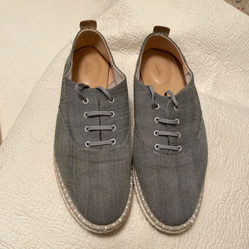 Clark’s 9.5 classic women’s lace up Black print design Gray laces almond toe